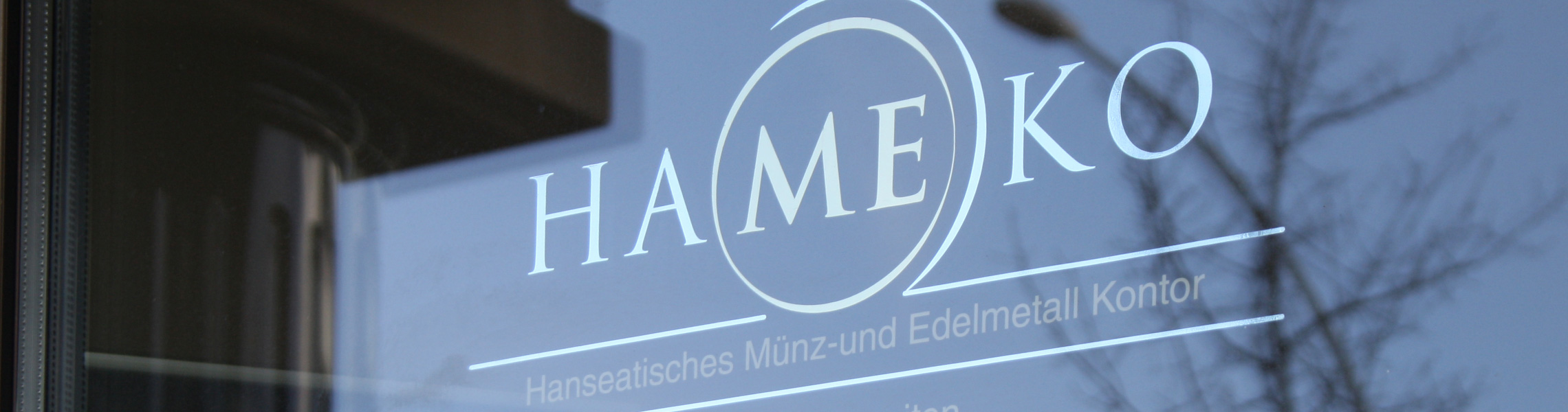 Fensterbeschriftung hinter Glas