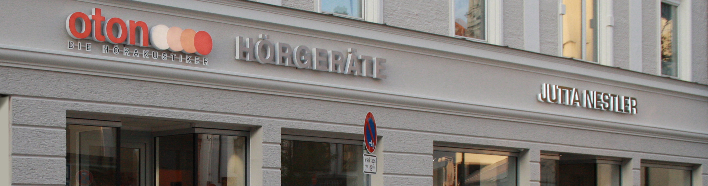 oton: Leuchtwerbung auf sanierter, denkmalgeschützter Fassade in München Pasing