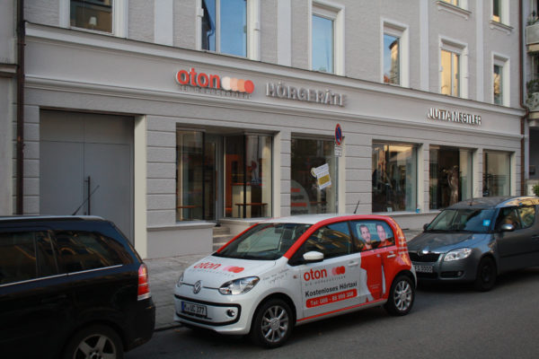 Leuchtwerbung auf sanierter, denkmalgeschützter Fassade in München Pasing.